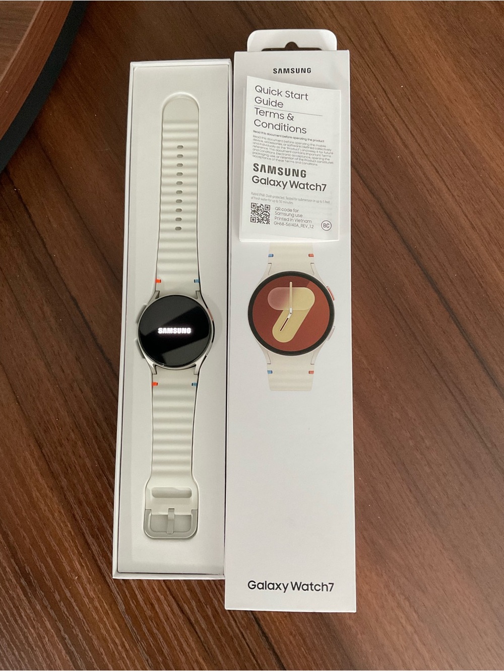 Samsung Galaxy Watch7 White Silicone Band Smartwatch + 8 extra bands worth $60
